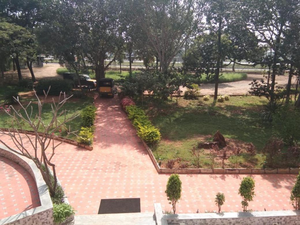 Kstdc Hotel Mayura Pavithra Yediyur Kunigal Exterior foto