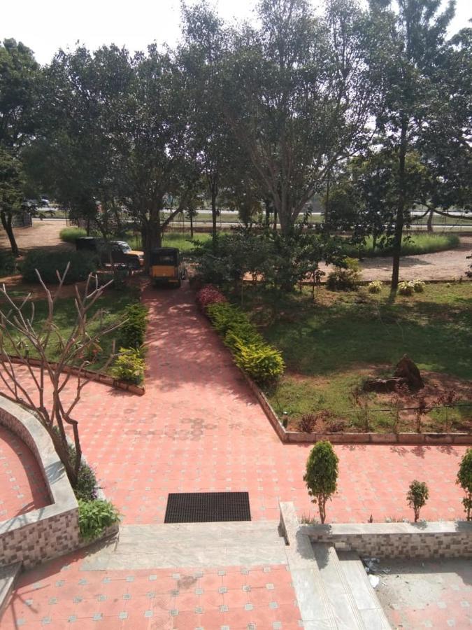 Kstdc Hotel Mayura Pavithra Yediyur Kunigal Exterior foto